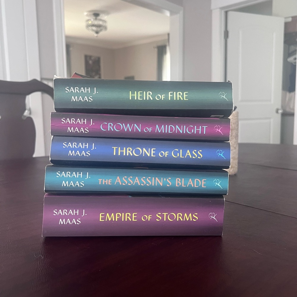 Throne of Glass Series Sarah J. Maas books 1-5 of 8 book series.